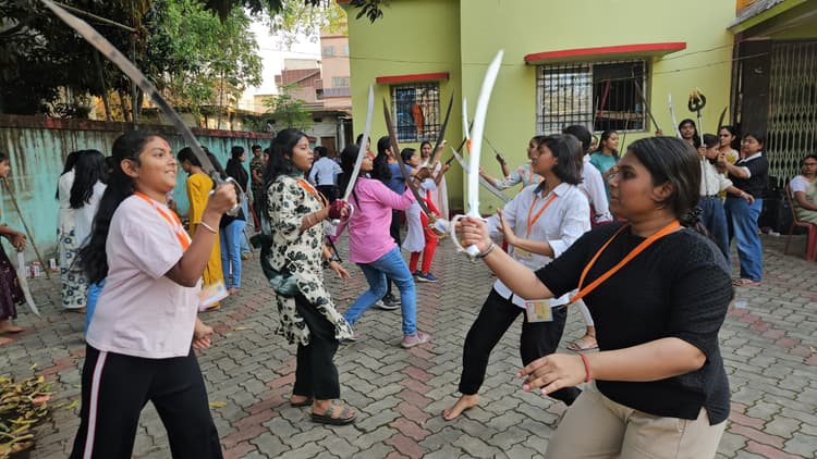 Giridh News :रामनवमी में गिरिडीह की बेटियां करेंगी हुनर का प्रदर्शन