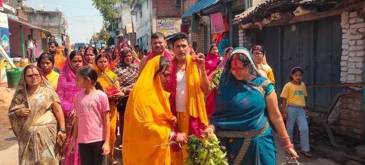 मां का पट खुलते ही दर्शन के लिए भक्तों की जुटी भीड़