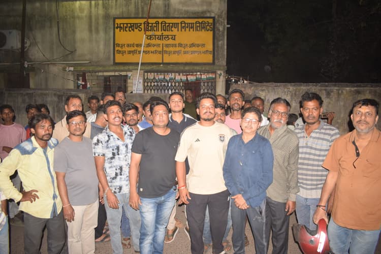 Dhanbad News: बिजली काटने पर उपभोक्ताओं ने किया विद्युत कार्यालय में हंगामा, अभियंता व कर्मियों को बनाया बंधक