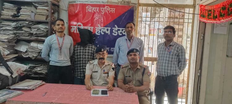मोबाइल चोरी के आरोप में रोहतास का युवक गिरफ्तार