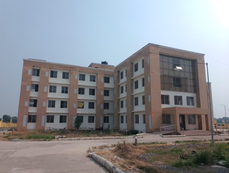 गैस के अभाव में जीएनएम कॉलेज में भोजन प्रभावित, पांच छात्राएं हुई बीमार