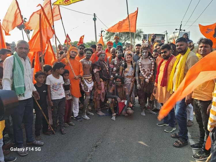 शोभायात्रा में जय श्रीराम के जयकारे से गूंजा बाजार