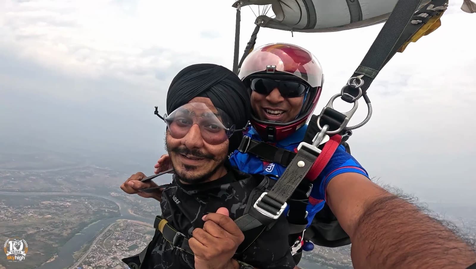 Sky diving at jamshedpur sonari airport : शहरवासी ले रहे हैं स्काइ डाइविंग का आनंद