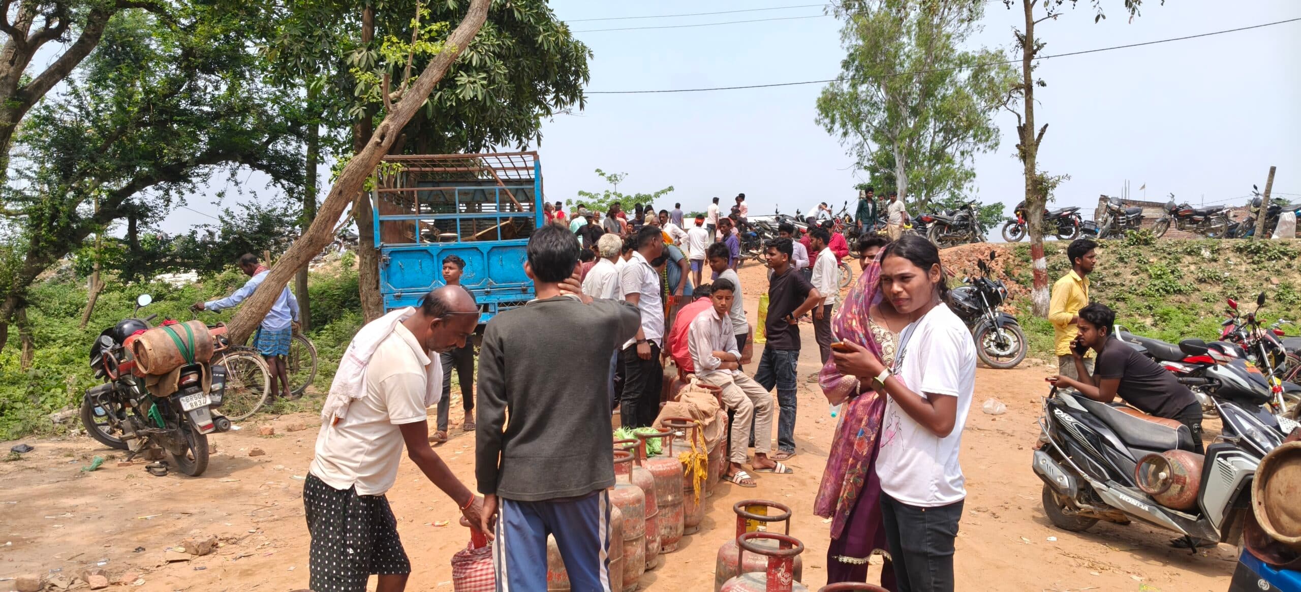 गैस एजेंसी पर उपभोक्ताओं की लगी भीड़, इंतजार के बाद मिली सफलता