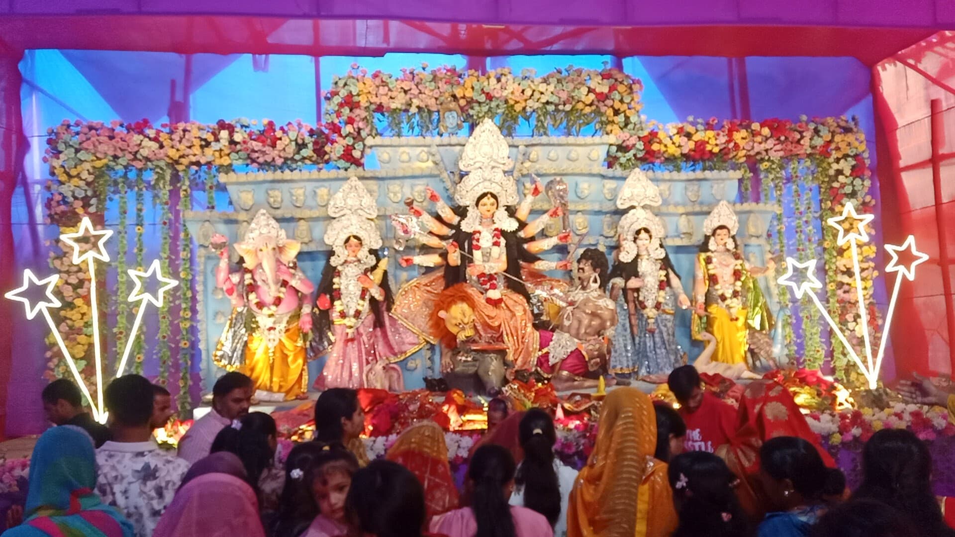 भक्तों ने की मां भगवती की पूजा-अर्चना