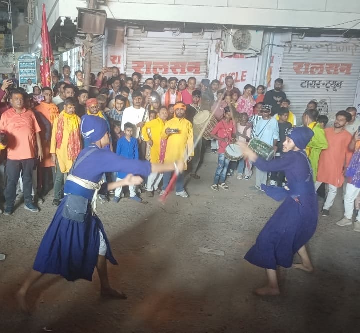 रामनवमी पर जामताड़ा में निकली शोभा-यात्रा, मंत्री व डीसी ने भांजे लाठी-डंडे