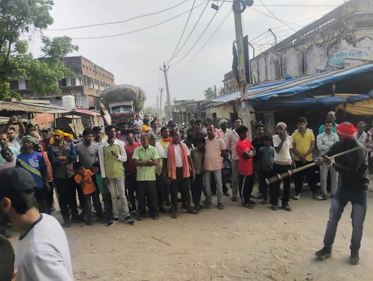 गिद्धौर में रामनवमी पर अखाड़ा दल की भव्य झांकी, करतब से मोहा मन