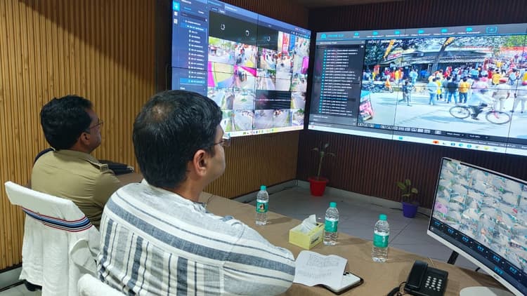 डीएम व एसपी ने की शोभायात्रा की निगरानी