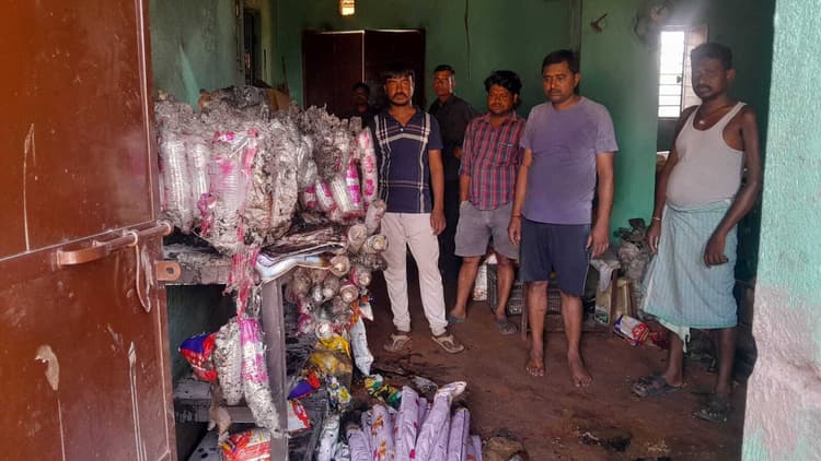 शॉर्ट सर्किट से दुकान में लगी आग, हजारों का सामान जलकर राख