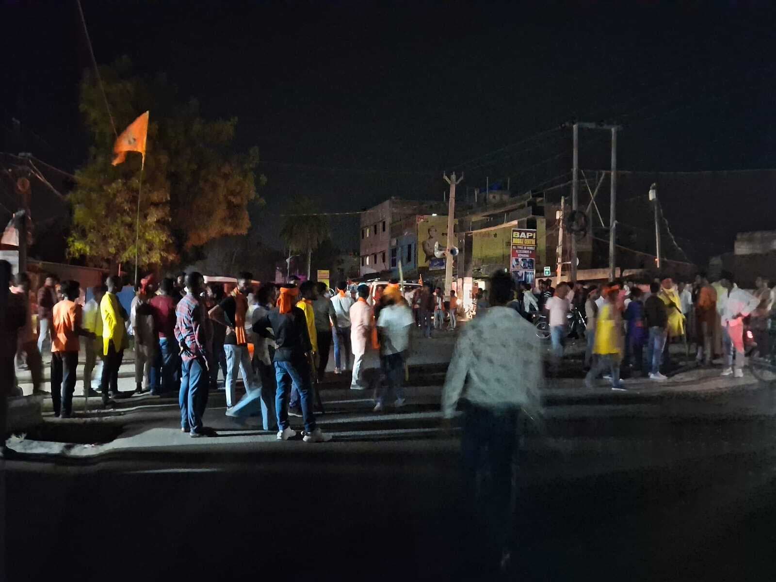 Dhanbad News: भिखराजपुर में रामनवमी जुलूस पर पथराव, कई घायल, पुलिस ने किया लाठी चार्ज Dhanbad News: भिखराजपुर में रामनवमी जुलूस पर पथराव, कई घायल, पुलिस ने किया लाठी चार्ज