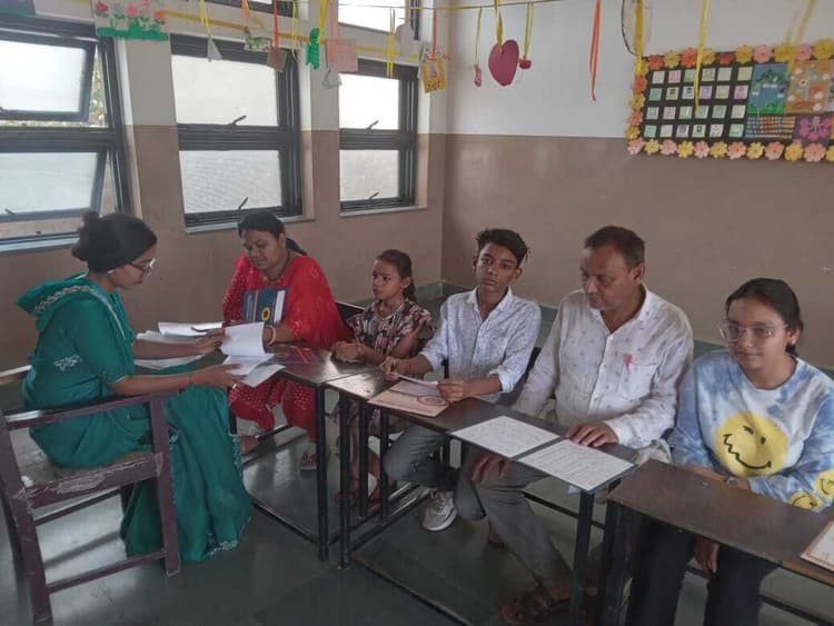 शिक्षक-अभिभावक बैठक में बच्चों के विकास पर हुई चर्चा