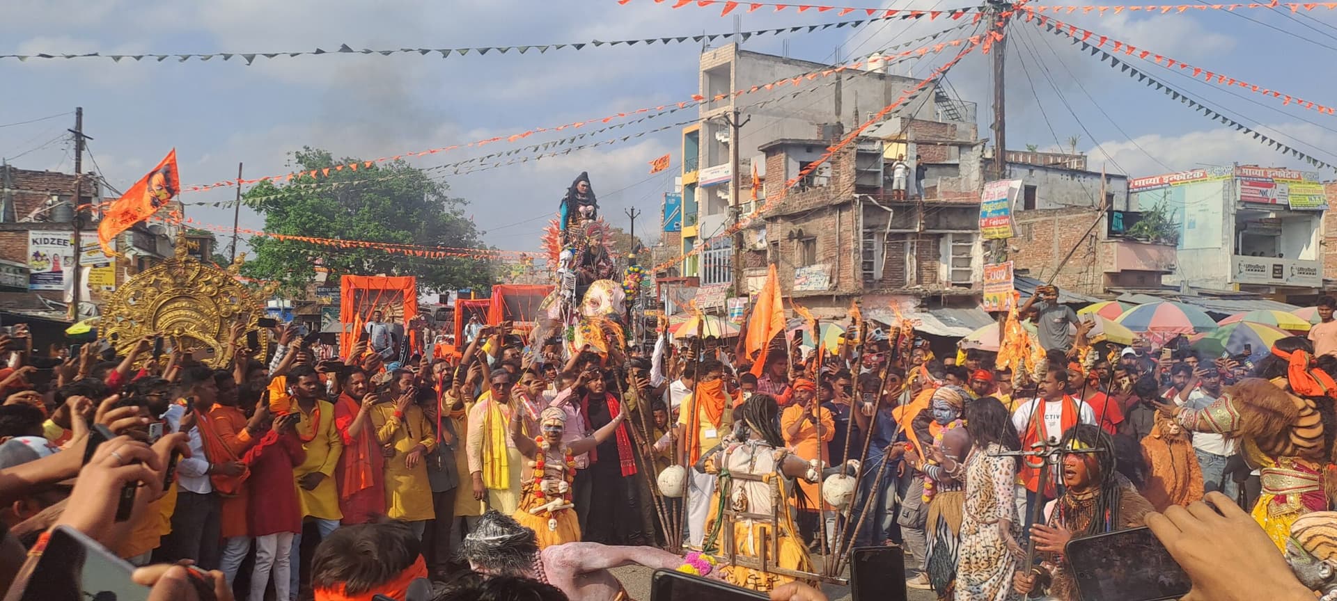 गुलाबदास ठाकुरबाड़ी से निकाली गयी भव्य शोभायात्रा, अघोरी टीम रहा आकर्षण का केंद्र