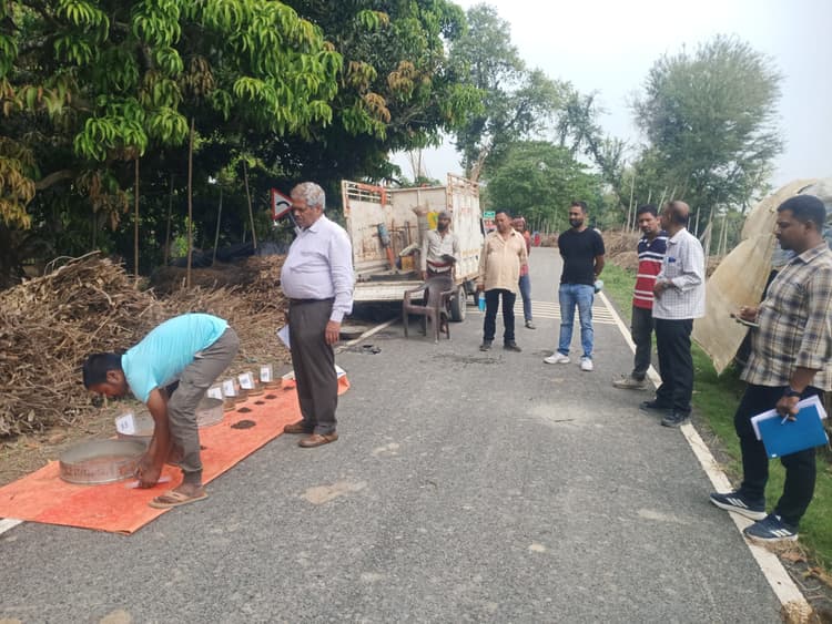 सड़क जांच को पहुंचे कार्यपालक अभियंता, जेई व संवेदकों में हड़कंप