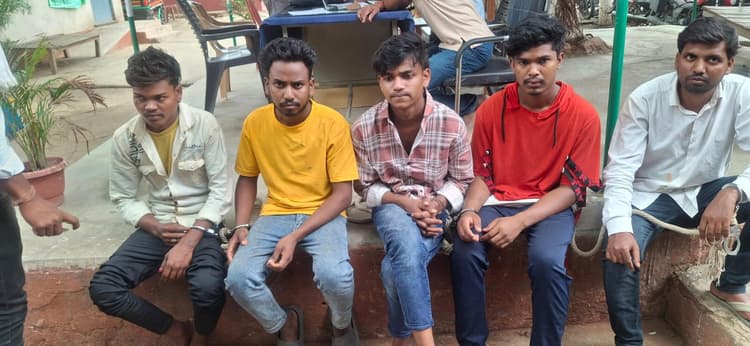 पांच लीटर महुआ शराब के साथ पांच युवक गिरफ्तार