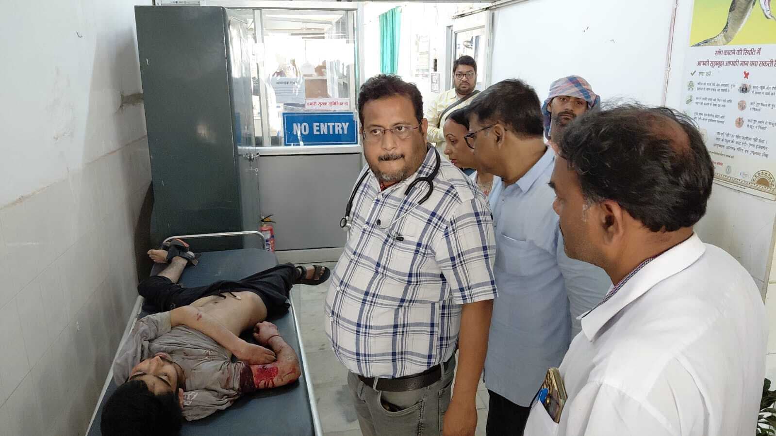 Dhanbad News: अपार्टमेंट की छत से गिरा युवक, हालत गंभीर