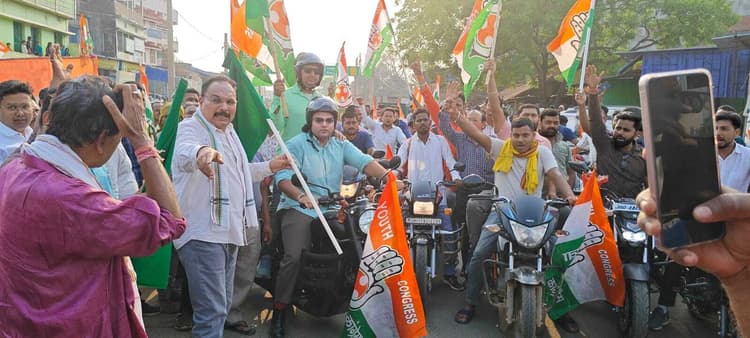 हंसडीहा से गोड्डा तक बाइक मार्च कर टोल प्लाजा का किया विरोध