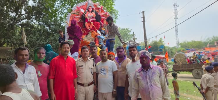 मां दुर्गा की प्रतिमा का नम आंखों से किया विसर्जन