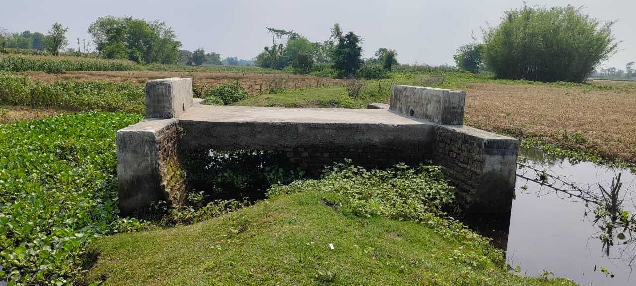 दो वर्ष पूर्व ध्वस्त एप्रोज पथ का नहीं हुआ मरम्मत, आवागमन में हो रही भारी परेशानी