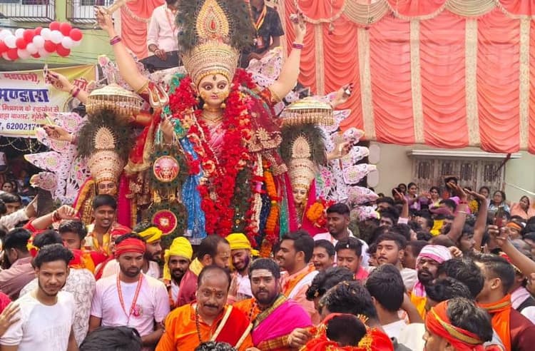 नम आंखों से दी मां दुर्गा को विदाई, माता के जयकारे से गूंजता रहा शहर व गांव