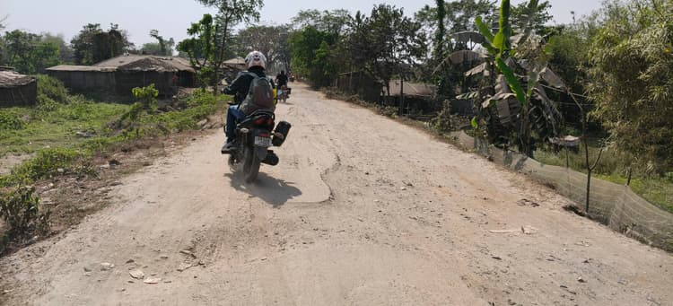 मझारी-सिकरहट्टा निम्न बांध मुख्य सड़क जर्जर, जोखिम भरा साबित हो रहा आवागमन