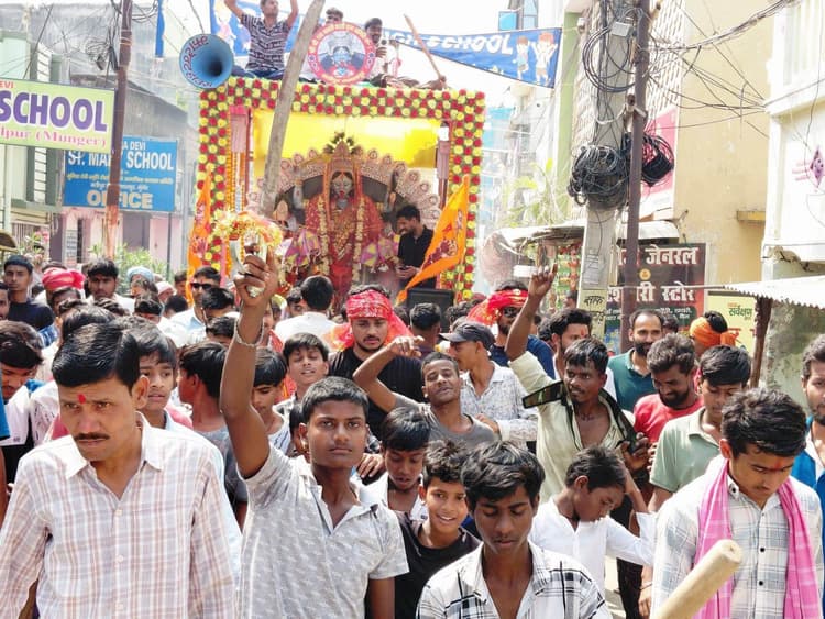 देर रात तक जमालपुर की दुर्गा प्रतिमाओं का होता रहा विसर्जन