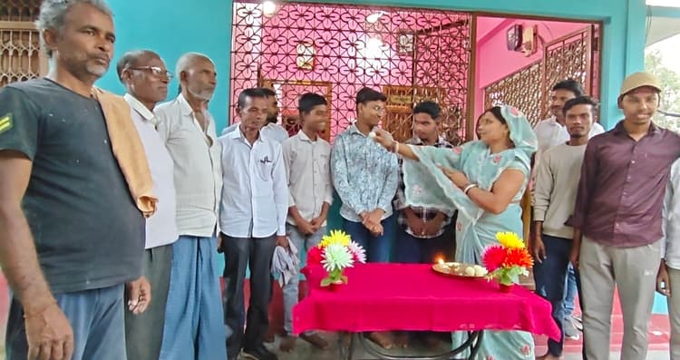 कालसर गांव में समारोह आयोजित कर मैट्रिक में जिला टॉपर को किया सम्मानित