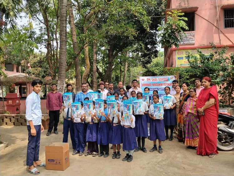 नवोदय विद्यालय ने आर्ट किट का किया वितरण