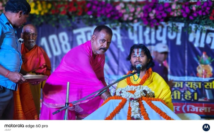 महुआडांड़ में यज्ञ को लेकर उमड़ी श्रद्धालुओं की भीड़