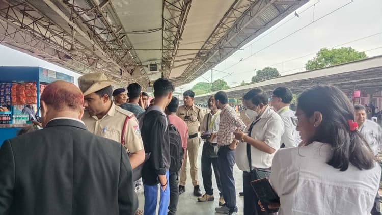 रेलवे ने चलाया मेगा टिकट जांच अभियान, 1090 मामलों में 8.14 लाख वसूला जुर्माना