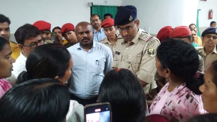 बकाया मानदेय भुगतान की मांग को ले आशा ने पीएचसी में किया हंगामा