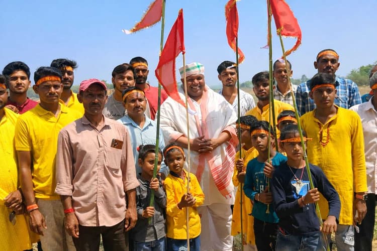 खिजुरिया गांव में बही भक्ति की बयार, निकली भव्य कलश यात्रा