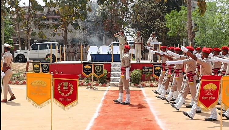 डीआइजी ने पुलिस लाइन में हथियारों के रख-रखाव की जांच