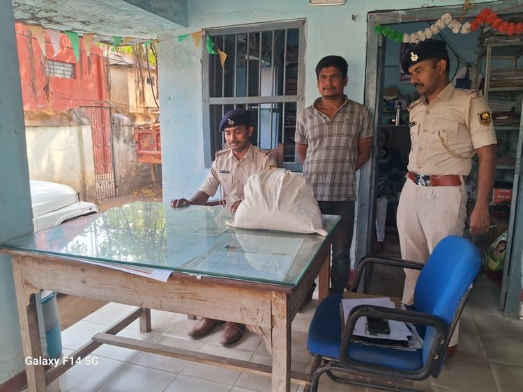 शंभुगंज में पुलिस ने डेढ़ किलो गांजा के साथ तस्कर को किया गिरफ्तार