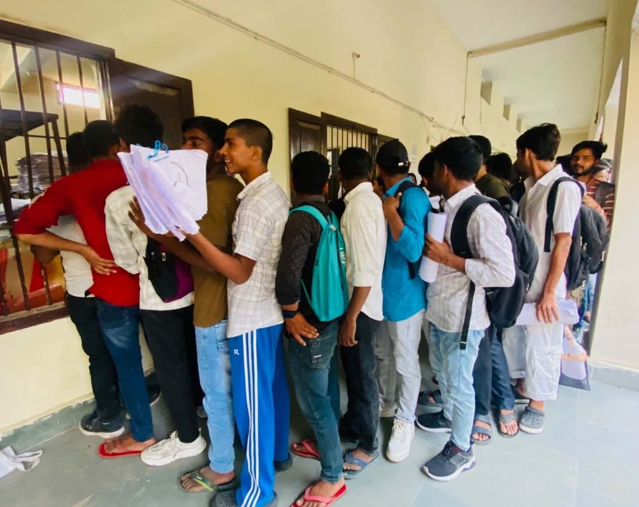 असाइनमेंट जमा करने को शिक्षार्थियों का जमावड़ा