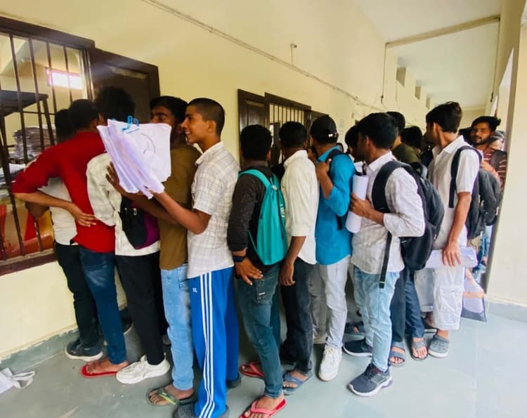 असाइनमेंट जमा करने को शिक्षार्थियों का जमावड़ा