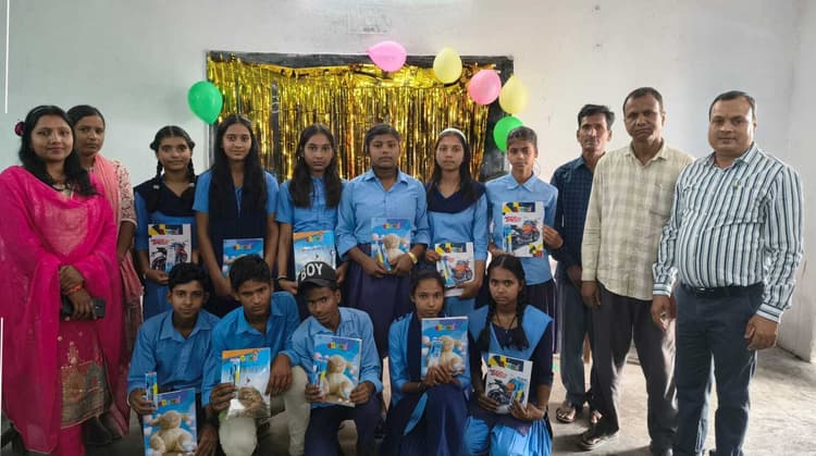 भावनाओं से सराबोर हुआ विदाई समारोह, कक्षा 8 के विद्यार्थियों को दी गई सम्मानपूर्ण विदाई