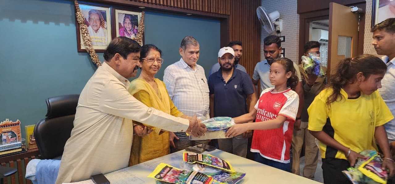 अंतर जिला महिला फुटबॉल टूर्नामेंट के लिए टीम रवाना