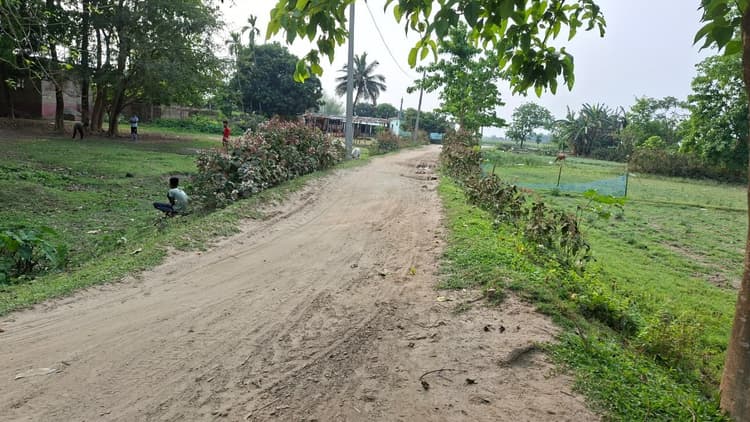 पक्की सड़क का निर्माण नहीं होने से ग्रामीणों में आक्रोश, सड़क निर्माण की मांग