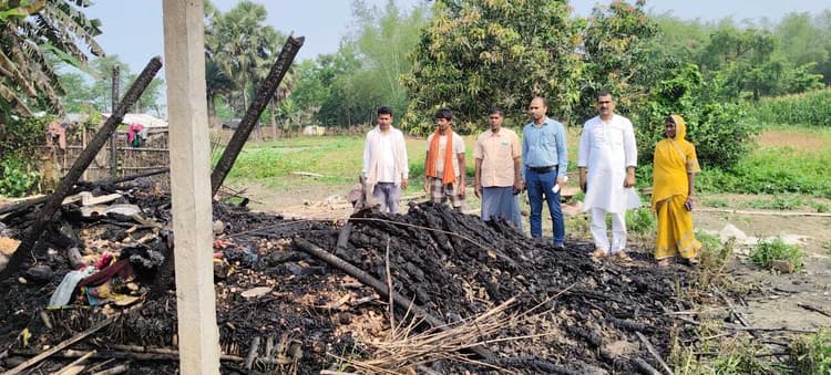 बरेटा विजय टोला में अगलगी की घटना में दो घर जलकर राख