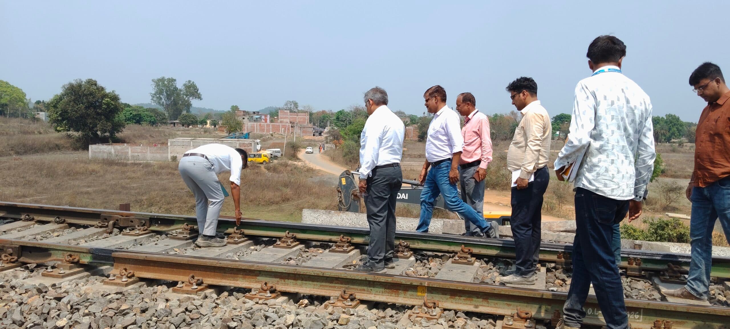 टेलवा ब्रिज का निरीक्षण कर लौट गये डीआरएम, समस्या लेकर इंतजार करते रह गये ग्रामीण