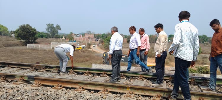 टेलवा ब्रिज का निरीक्षण कर लौट गये डीआरएम, समस्या लेकर इंतजार करते रह गये ग्रामीण