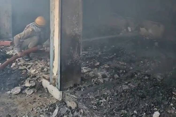 कोडरमा के तिलैया में फर्नीचर गोदाम में लगी आग, रखा सामान जलकर राख