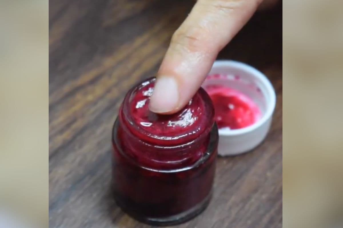 4 चीजों से घर पर आसानी से तैयार करें बीटरूट लिप बाम