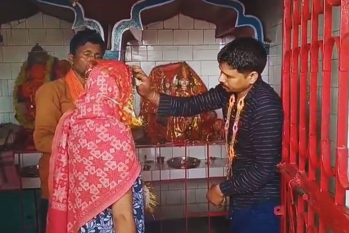 बिहार में दोस्त संग पकड़ी गई पत्नी, पति ने मंदिर में कराई दोनों की शादी, बोली- बॉयफ्रेंड के साथ ही रहूंगी