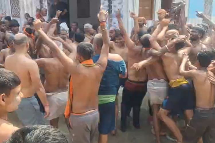 बिहार में बरसाना! एक ऐसा गांव जहां लठमार नहीं, कंधे पर चढ़ कर मनाई जाती है अलबेली 'घुमौर' होली