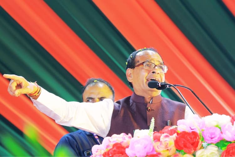 बंगाल में ‘बॉर्डर पॉलिटिक्स’ से वोट बैंक की घेराबंदी, संदेशखाली में ममता बनर्जी सरकार पर शिवराज का सीधा वार