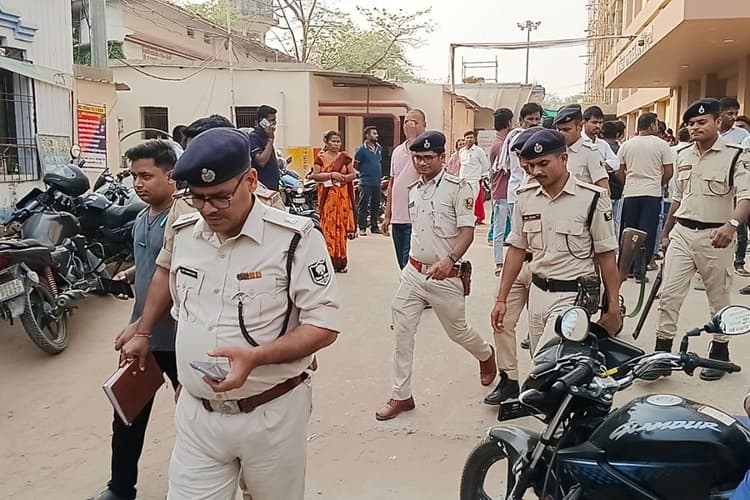 सीवान में दिनदहाड़े पांच लाख की लूट, अपराधियों ने सीएसपी संचालक मारी तीन गोली