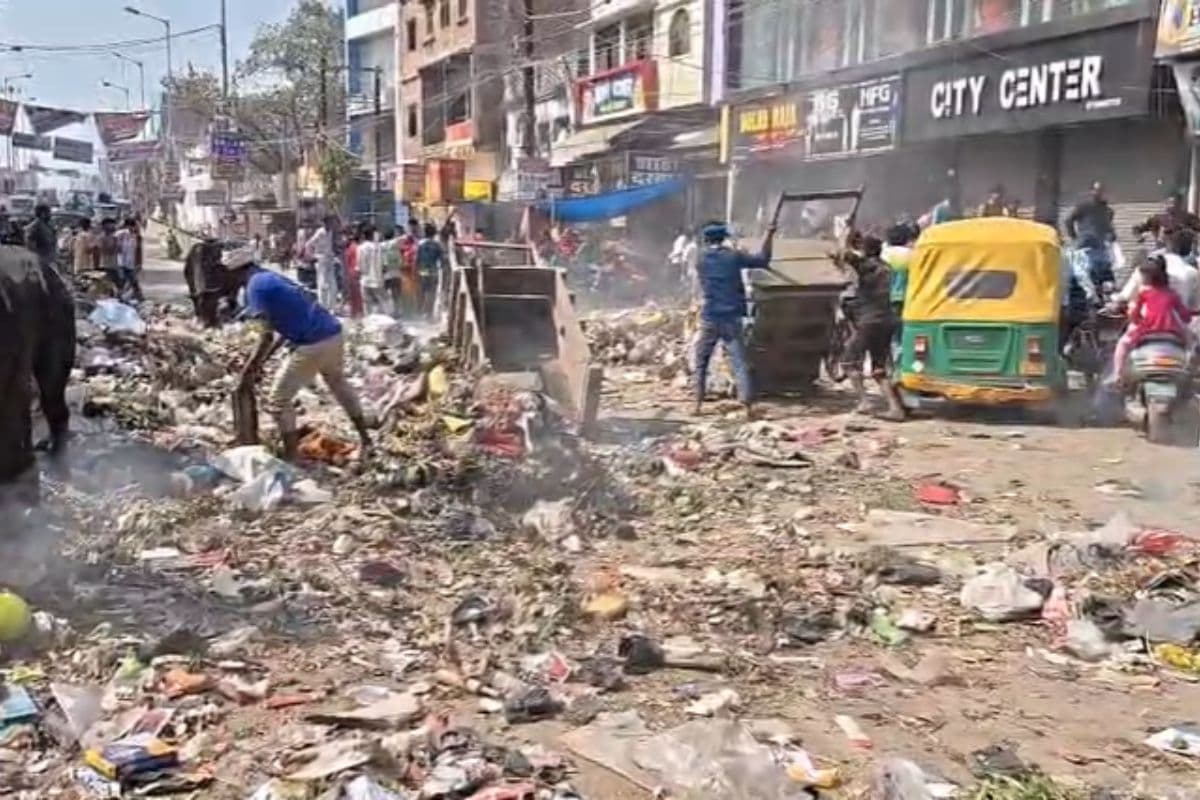 सीवान में होली से ठीक एक दिन पहले आफत, सफाई कर्मियों ने पूरे शहर में फैलाया कचरा