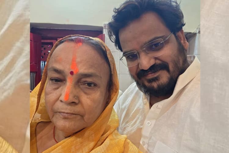 समाजसेवी रुपेश पाण्डेय की माता का निधन, परिवार में शोक की लहर