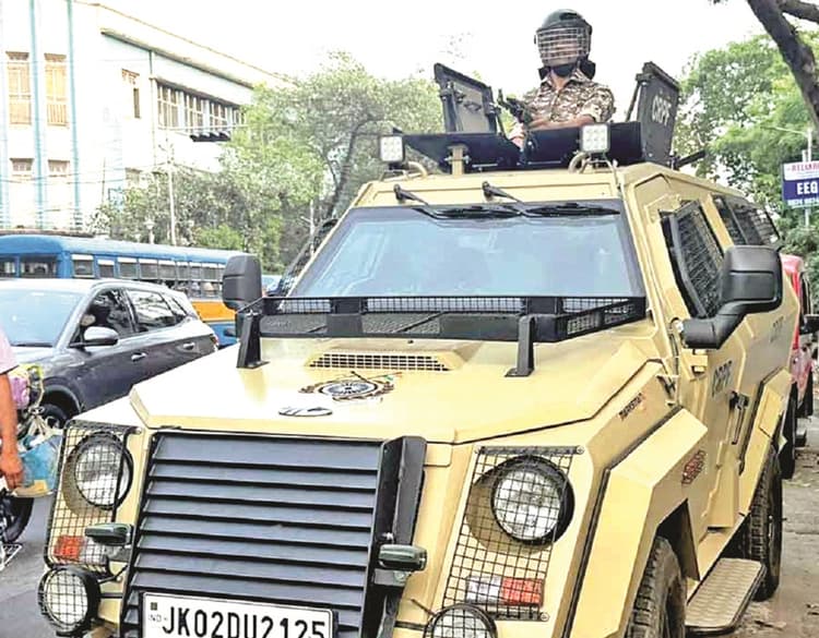 जम्मू-कश्मीर से बंगाल पहुंची बुलेट प्रूफ गाड़ी, भवानीपुर में किया रूट मार्च